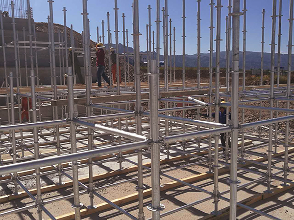 在未搭建完成的沈阳脚手架上工作：揭秘潜在隐患与安全警示